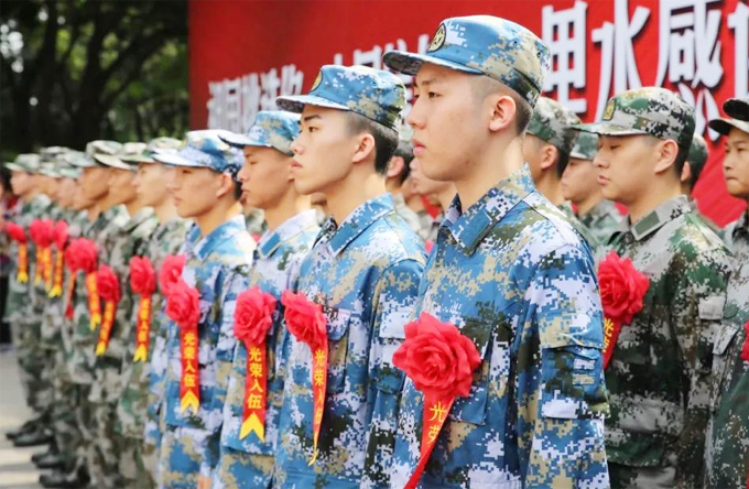 量身定制，新兵穿上合體軍裝